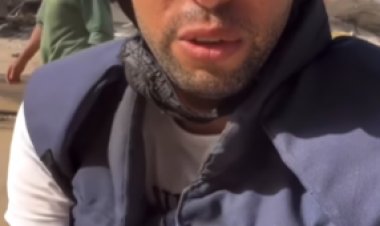 فلسطيني برداء رجال الإعلام:  قوات الاحتلال استهدفت لقمة عيشي ودمرت «فرن العيش»