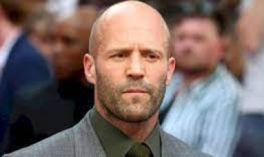 الممثل العالمي جيسون ستاثام  يضع العلم الفلسطيني على سيارته (فيديو)