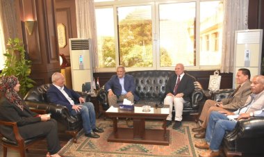 محافظ الأقصر ورئيس القابضة للمياه يناقشان مشروعات الشرب والصرف الصحي بالمحافظة