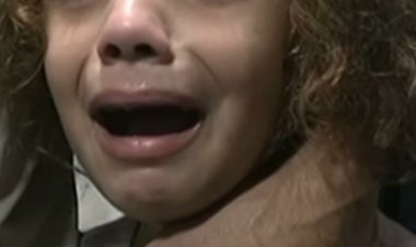 «أمها وأبوها استشهدوا».. رجل يبكي من أجل ابنة جاره