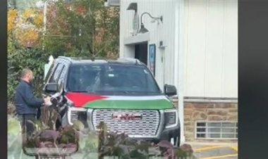 انتشار فيديو منسوب لـ جيسون ستاثام وهو يضع علم فلسطين في مقدمة سيارته
