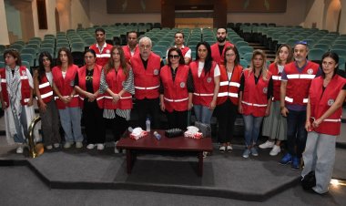 بقيادة أشرف زكي.. وفد كبير من نجوم الفن يزرون الهلال الاحمر المصري لدعم غزة