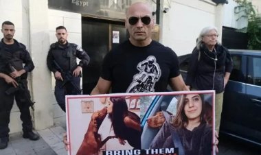 أهالي الأسرى الإسرائيليين يستغيثون بالسفارة المصرية:  «نتنياهو بيكذب علينا»