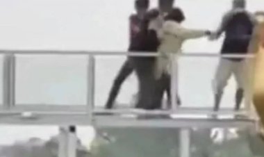 على ارتفاع 30 قدما.. سقوط ممر زجاجي بالسياح  في إندونيسيا