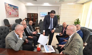 وزير الإسكان يعقد اجتماعًا بمقر جهاز مدينة العلمين الجديدة لمتابعة تقدم الأعمال بالمشروعات