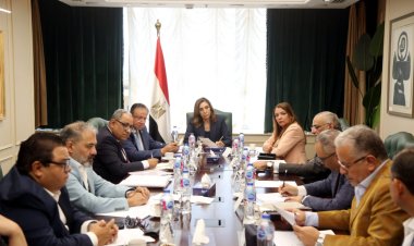 وزيرة الثقافة تجتمع مع قيادات الوزارة لمناقشة الخطة الاستثمارية