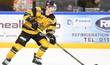 وفاة لاعب في حادث غريب بمباراة لهوكي الجليد ببريطانيا