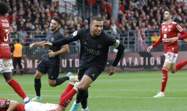 مبابي يقود باريس سان جيرمان لفوز مثير على بريست في الدوري الفرنسي