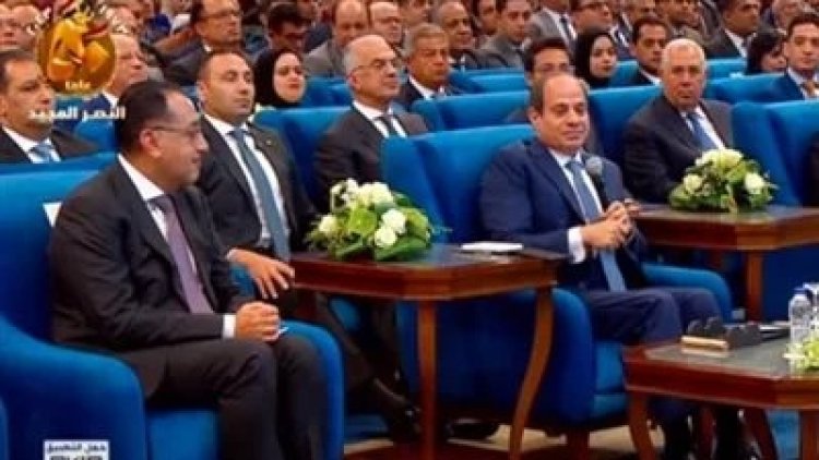 السيسي: «موازنة الحكومة لها حدود وإحنا بنجيب من صندوق تحيا مصر»