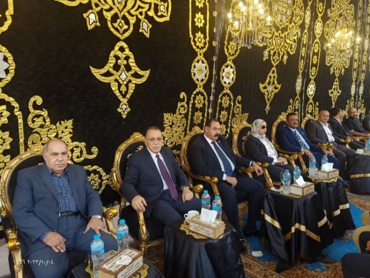 محافظ الشرقية يُؤدي واجب العزاء لأسرة شهيد الوطن ابن قرية الإحسانية بههيا