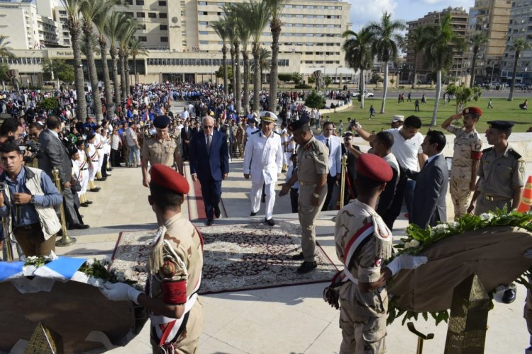 محافظ بورسعيد وقائد الجيش الثاني يضعان إكليلا من الزهور على النصب التذكاري للشهداء