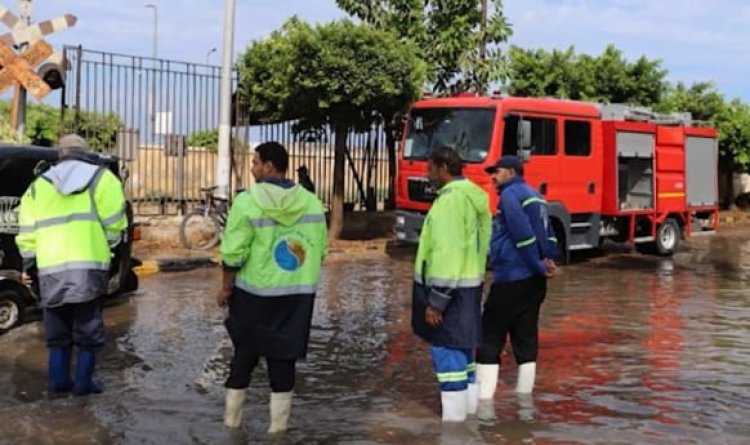 جهود مكثفة لرجال الشرطة لمساعدة المواطنين لمواجهة الطقس السيئ بمطروح والإسكندرية