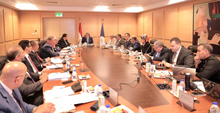 وزير السياحة والآثار يترأس الاجتماع الأول للجنة الخاصة بمناقشة الاستراتيجية العامة لتنشيط وتحفيز السياحة في مصر