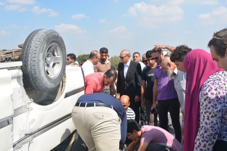 تصادم سيارتين وانقلاب أحداهما أثناء مرور موكب محافظ القليوبية