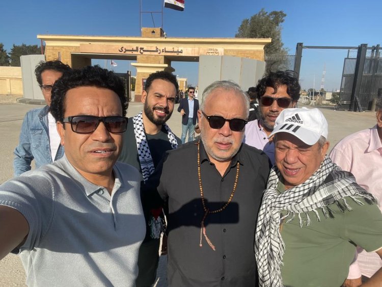 أشرف زكي وسامح حسين ومحمد محمود يصلون معبر رفح لدعم أهل غزة
