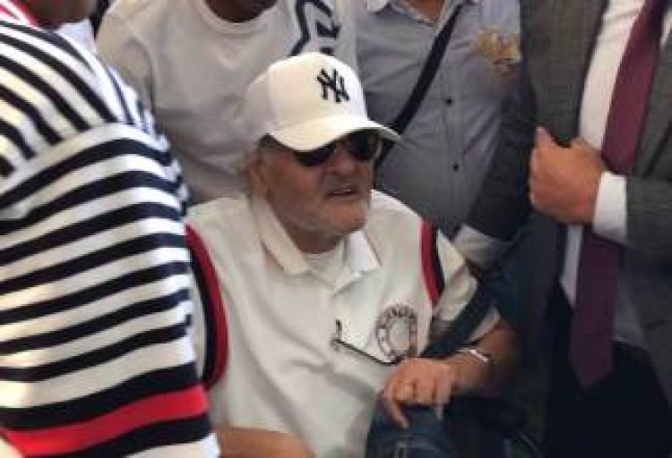 على كرسي متحرك.. ممدوح عباس يدلي بصوته في انتخابات الزمالك