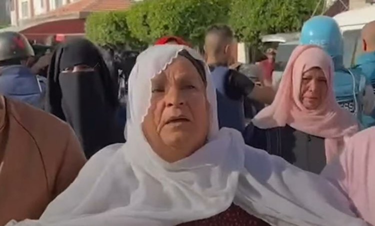 مسنة فلسطينية تحتفل باستشهاد نجلها وأحفادها بالزغاريد