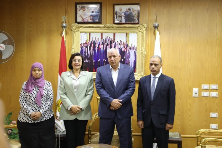 محافظ الوادي الجديد يبحث دعم ذوي الاحتياجات البصرية بالتعاون مع مؤسسة «بصيرة»