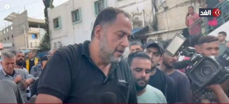 فلسطيني يوزع الحلوى داخل مجمع الشفاء بغزة (فيديو)