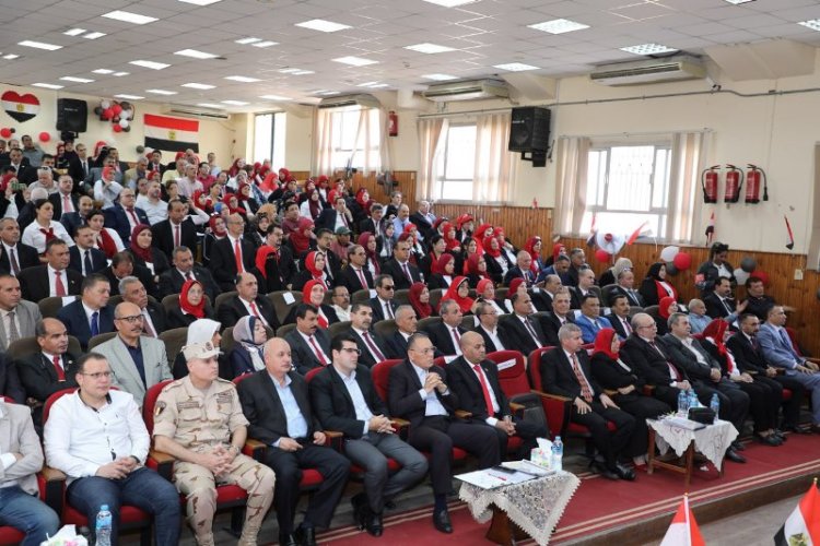 محافظ الشرقية يلتقي بمديري الإدارات التعليمية والعاملين بمديرية التربية والتعليم
