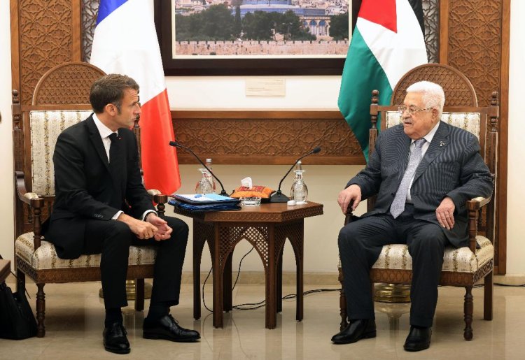 الرئيس الفلسطيني لدى استقباله ماكرون: نطالب بوقف فوري للعدوان على شعبنا