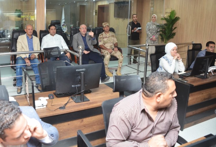محافظ بني سويف يتابع تنفيذ تجربة حية للتعامل مع أحد المواقف الطارئة