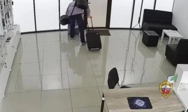 رجل يسرق 53 جهاز iPhone في أول يوم عمل له.. ما القصة؟