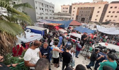 استهداف بوابة مجمع الشفاء الطبي في غزة بصاروخ