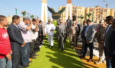محافظ كفر الشيخ يضع إكليل الزهور على النصب التذكاري لشهداء معركة البرلس البحرية في العيد القومي للمحافظة