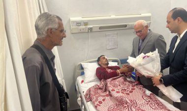 بوكيه ورد وتوفير الرعاية الصحية.. محافظ بورسعيد يزور مصابي غزة  