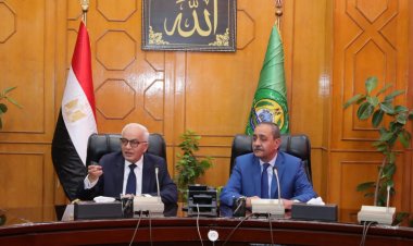 وزير التربية ومحافظ الإسماعيلية يعقدان اجتماعا مع قيادات ومديرى الإدارات التعليمية بالمحافظة