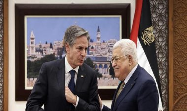 عباس يلتقي وزير الخارجية الأمريكي ومحتجون يحرقون صورة بلينكن في رام الله