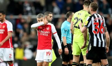 بعد هزيمته الأولى.. بيان رسمي من آرسنال ضد حكم مباراة نيوكاسل