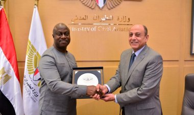 وزير الطيران المدني يستقبل وزير النقل والطيران بجمهورية سيراليون