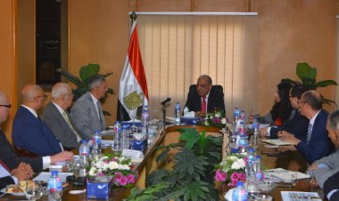 وزير قطاع الأعمال يوجه شركات الأدوية بسرعة إنجاز التطوير