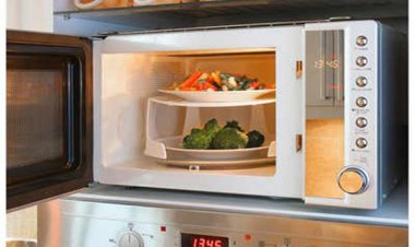 ما هي الأطعمة المسموح استخدامها بالميكروويف؟.. أستاذ في الأغذية يجيب