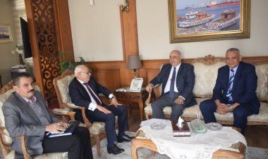 محافظ بورسعيد يستقبل وفدًا من وزارة التخطيط والتنمية الاقتصادية