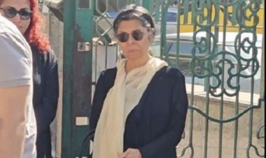 أبرزهم «بسمة وسيد رجب وأشرف زكي».. نجوم الفن يساندون سلوى محمد علي أثناء تشييع جنازة والدتها (صور)