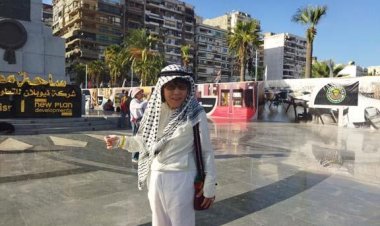 تضامنًا مع غزة.. يابانية ترتدي الشال الفلسطيني في بورسعيد (صور)