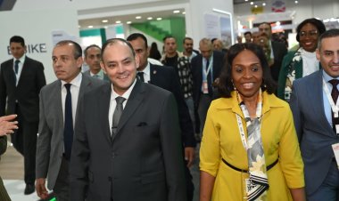 وزير التجارة والصناعة يشيد بجودة المعروضات والتنظيم الجيد لأجنحة الدول المشاركة