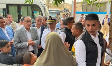 مدبولي يستمع لعدد من المواطنين من أهالي قرية الريان بالفيوم