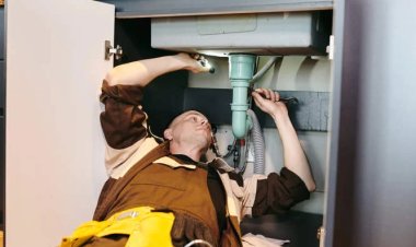 رجل إسباني يحتجز «سباك» بسبب تكلفة إصلاح أنبوب