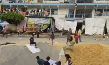 فقط في غزة.. حفرة قصف إسرائيلي تتحول إلى لوح تزلج للأطفال