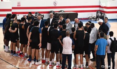 قبل مواجهة الأهلي.. حسين لبيب يجتمع مع فريق السلة بالزمالك