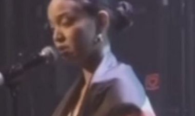 مغنية نرويجية ترفع علم فلسطين على المسرح