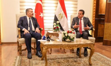 وزير الصحة يستقبل نظريه التركي بمطار القاهرة الدولي