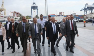 وزير النقل يتفقد محطة «تحيا مصر» بميناء الإسكندرية.. ويؤكد نسبة الترانزيت بلغت 35 %