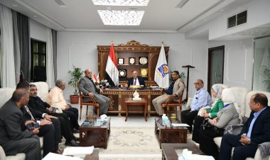 محافظ قنا يبحث سبل تطوير ورفع مستوى الخدمات الطبية بالتأمين الصحي