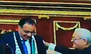 برلماني يضع وشاح فلسطين على كتفي رئيس الوزراء في البرلمان