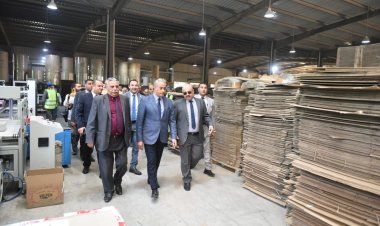 شحاتة يلتقى قيادات «إتحاد المشروعات الصغيرة» ويتفقد مصنع «التعبئة والتغليف»